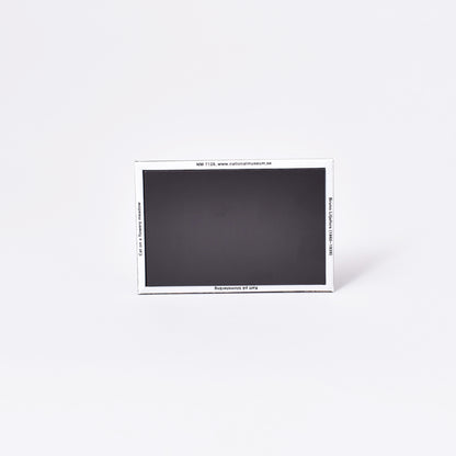 Svart baksida av magnet med Bruno Liljefors målning Katt på blomsteräng från Nationalmuseum