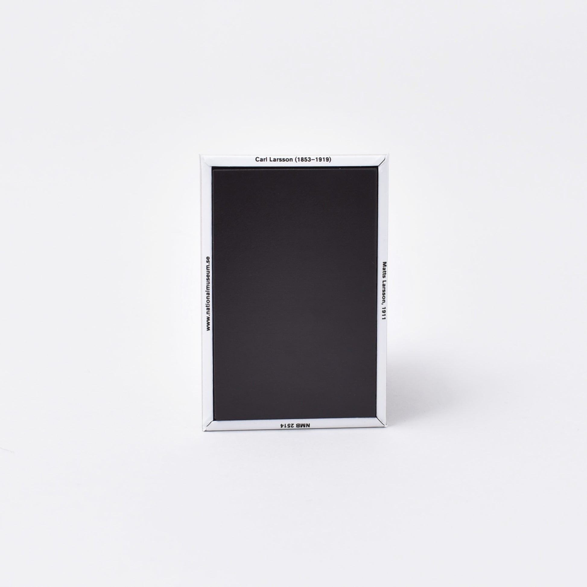 Baksida av magnet med Matts Larsson från Nationalmuseum 