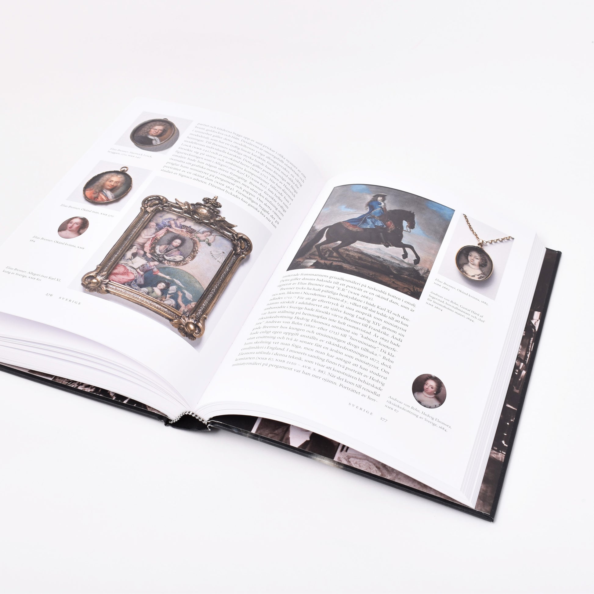 insida i boken miniatyrmåleri i nationalmuseum med bilder på kungligheter i miniatyr