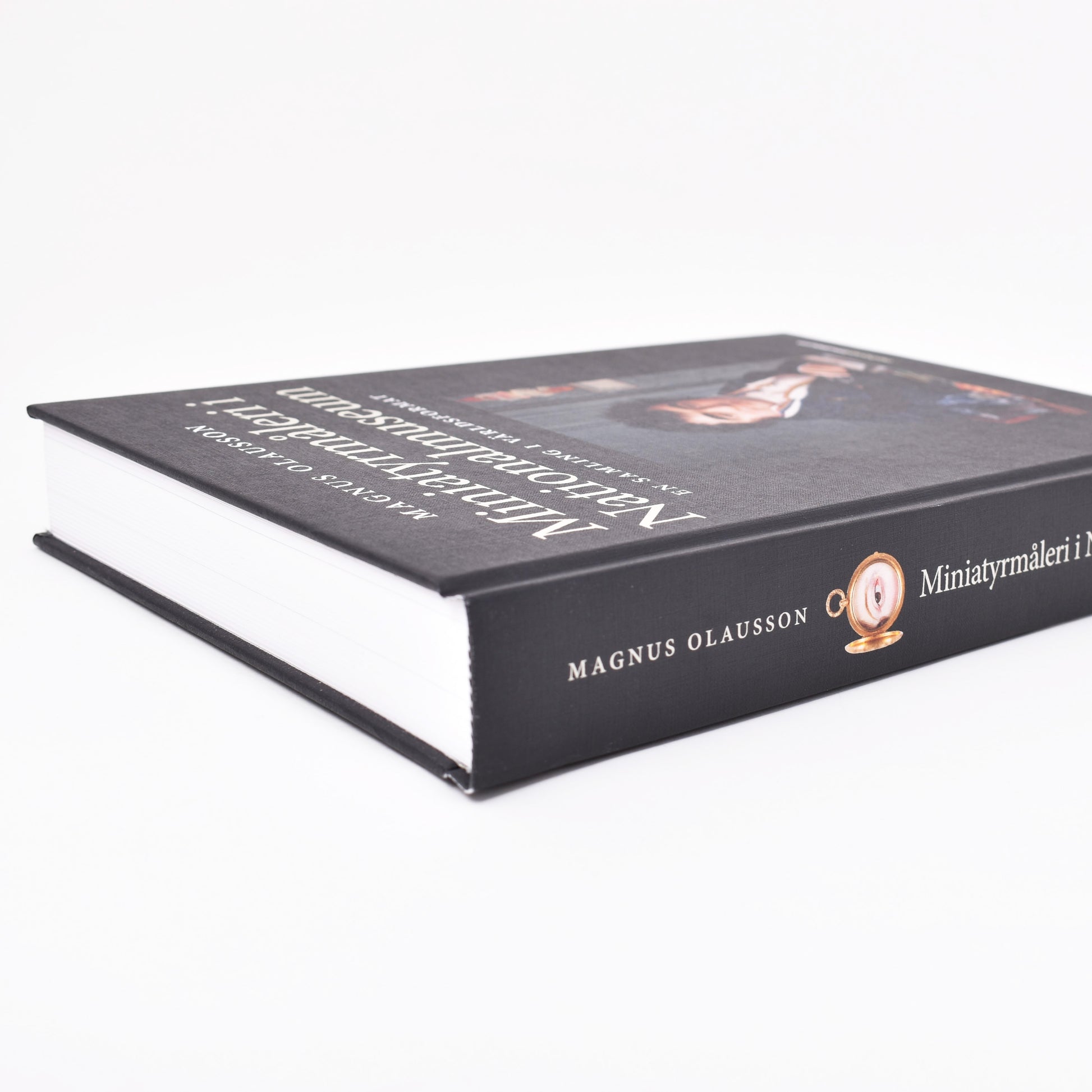 Boken Miniatyrmåleri i Nationalmuseum från sidan med författaren Magnus Olaussons namn på pärmen