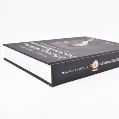 Boken Miniatyrmåleri i Nationalmuseum från sidan med författaren Magnus Olaussons namn på pärmen