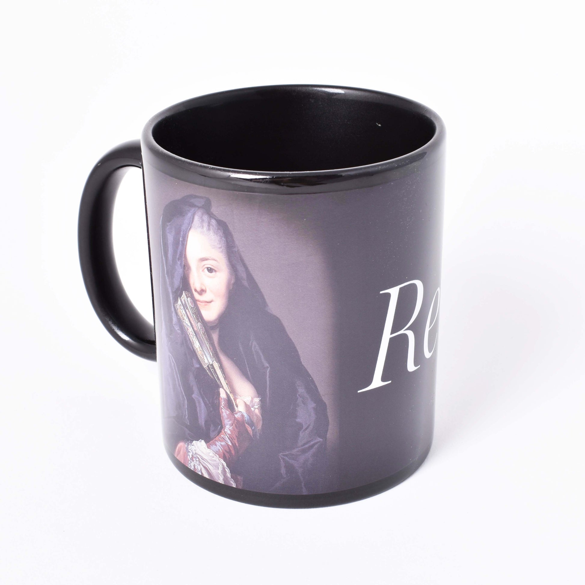 Svart mugg med motiv av Alexander Roslins Damen med slöjan