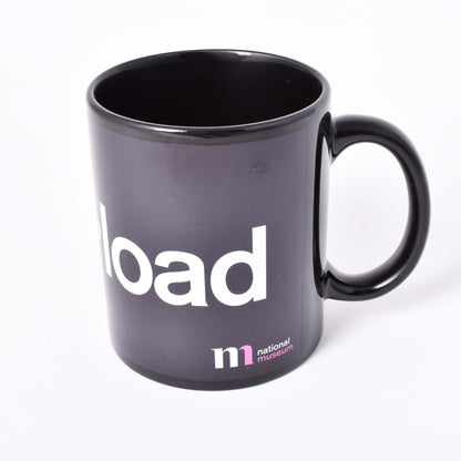 Svart mugg med Nationalmuseums logga