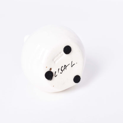 Undersida av Lisa Larson mus i keramik med signatur