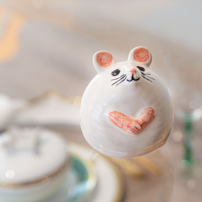 Mus av Lisa Larsson i färgen vit och rosa