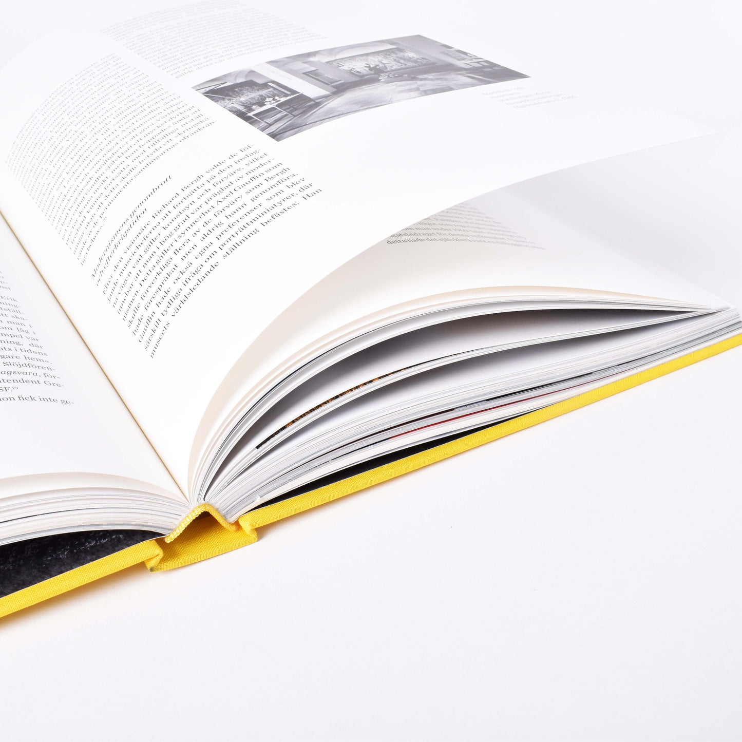 närbild på den gula pärmen till boken nationalmuseum i nytt ljus