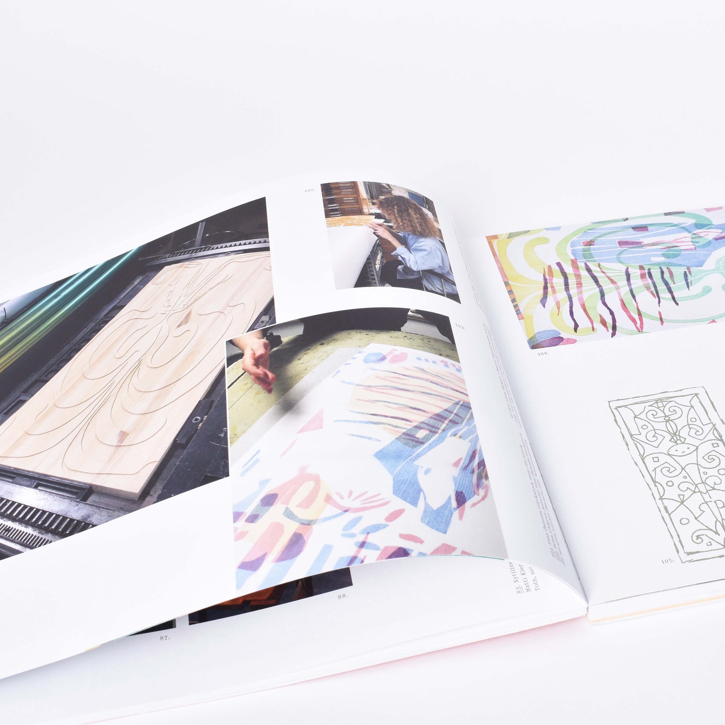 Uppslagen sida av "En ny samling" med foton