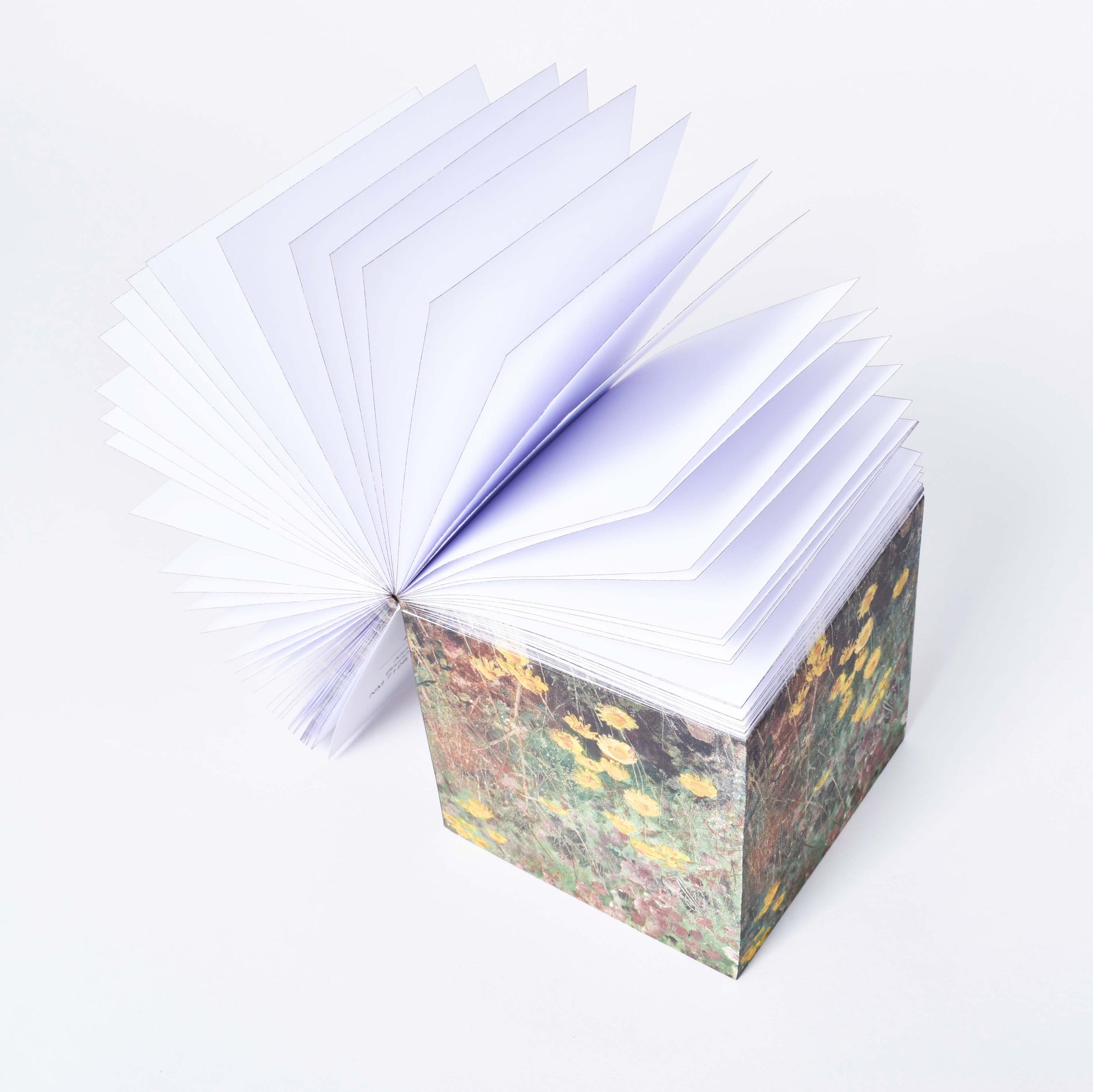 notisblock med vita ark och målningen katt på blomsteräng