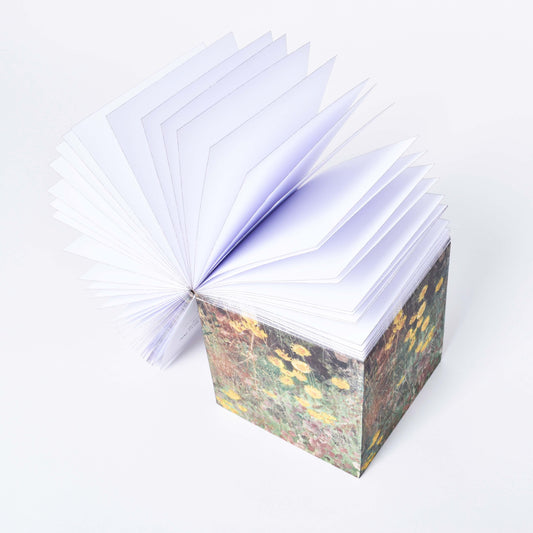 notisblock med vita ark och målningen katt på blomsteräng