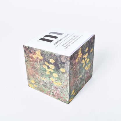 notisblock med vita ark och motiv av bruno liljefors katt på blomsteräng