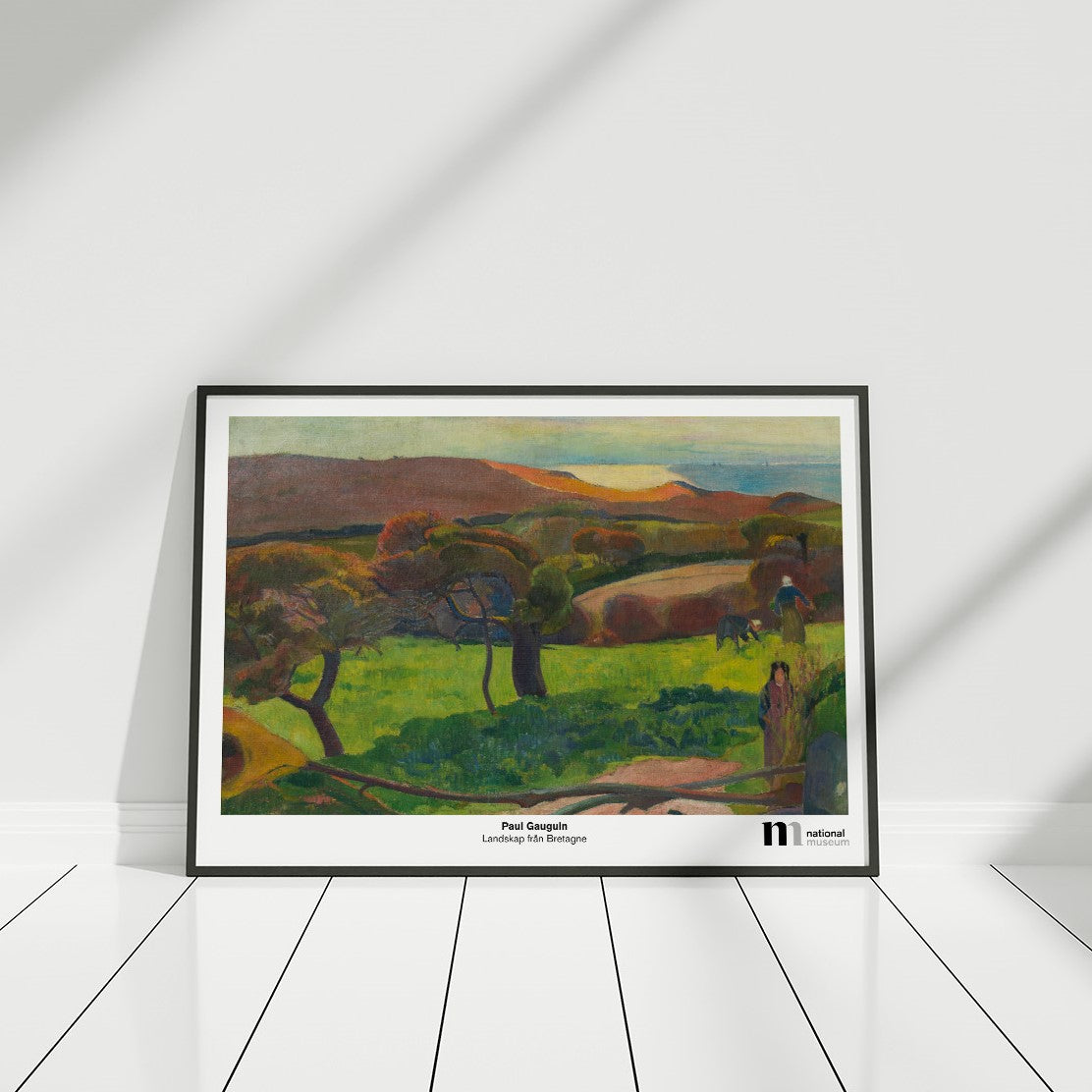 Liggande poster med Paul Gauguins målning Lanskap från Bretagne i svart ram mot vit vägg