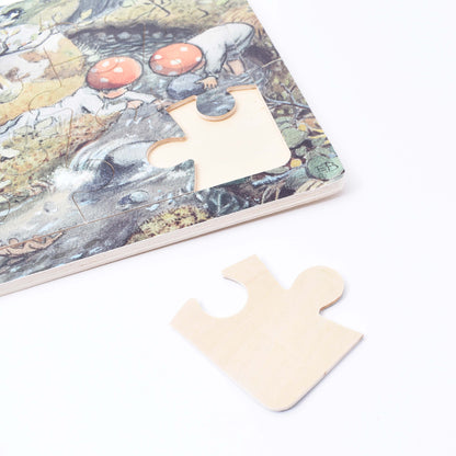 träpuss i ram med pusselbitar i trä