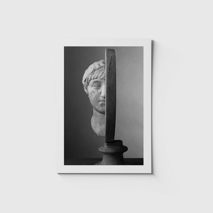 Stort konstkort i svartvitt mes skulptur av ett ansikte