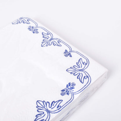 Servetter med mönster av blå druvklasar mot vit botten