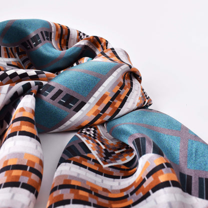 Sidensjal i blått, brunt och vitt med motiv av tegelfasaden på Gustavsbergs Porslinsmuseum