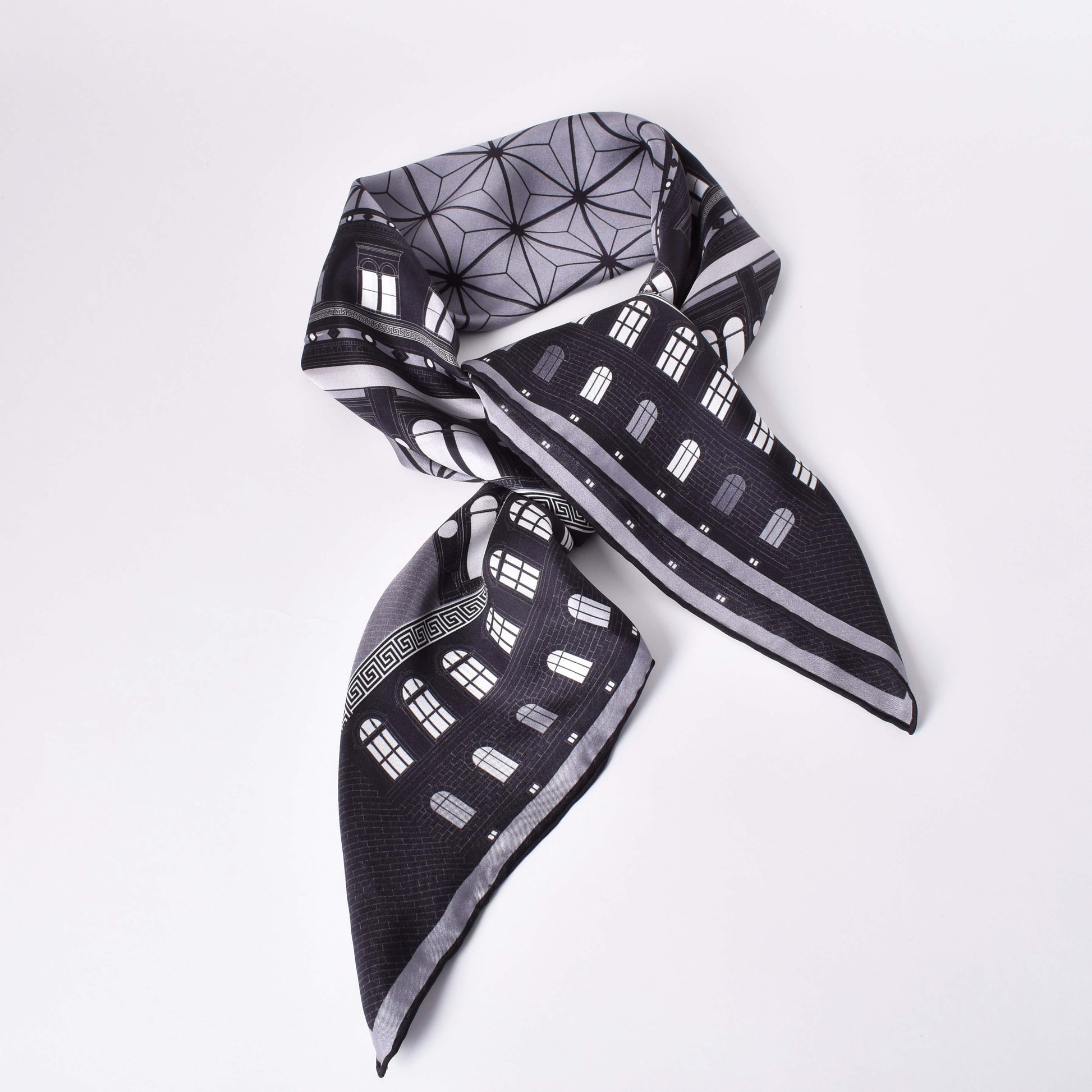 Svartvit sidensjal med motiv av Nationalmuseums vackra byggnad