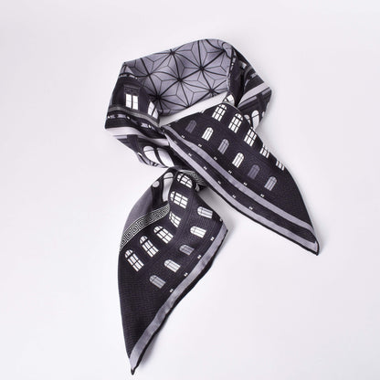 Svartvit sidensjal med motiv av Nationalmuseums vackra byggnad