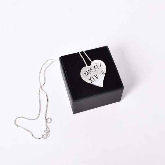 Halsband i silver designat av Jenny Linde. I hjärtat är ”2019 14 2” utskuret med romerska siffror.