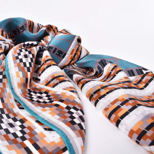 Sidensjal i blått, brunt och vitt med motiv av tegelfasaden på Gustavsbergs Porslinsmuseum