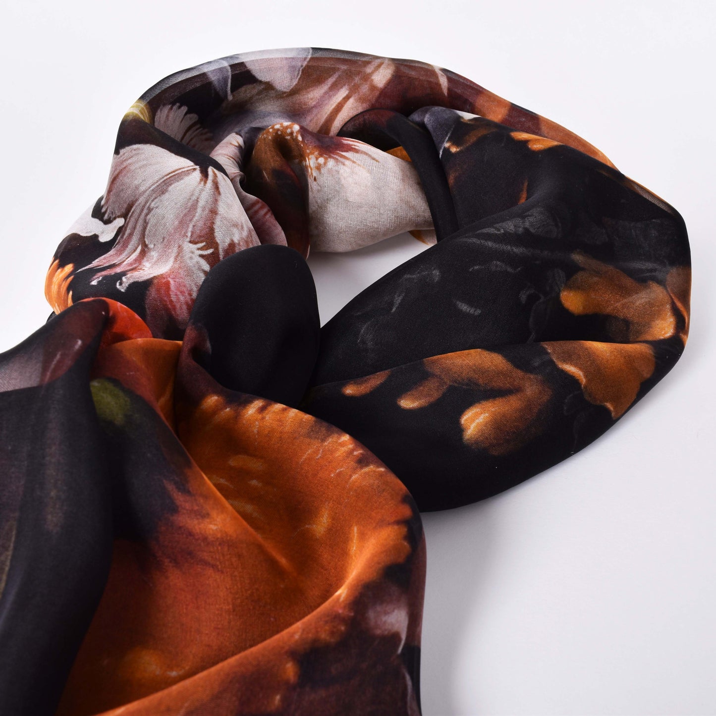 Exklusiv sidensjal med motiv av Blomsterstilleben