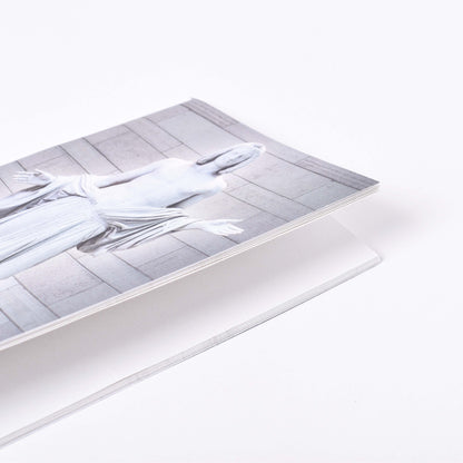 Långsmal anteckningshäfte med omslagsmotiv av Bengt Erland Fogelbergs skulptur Balder och blanka sidor