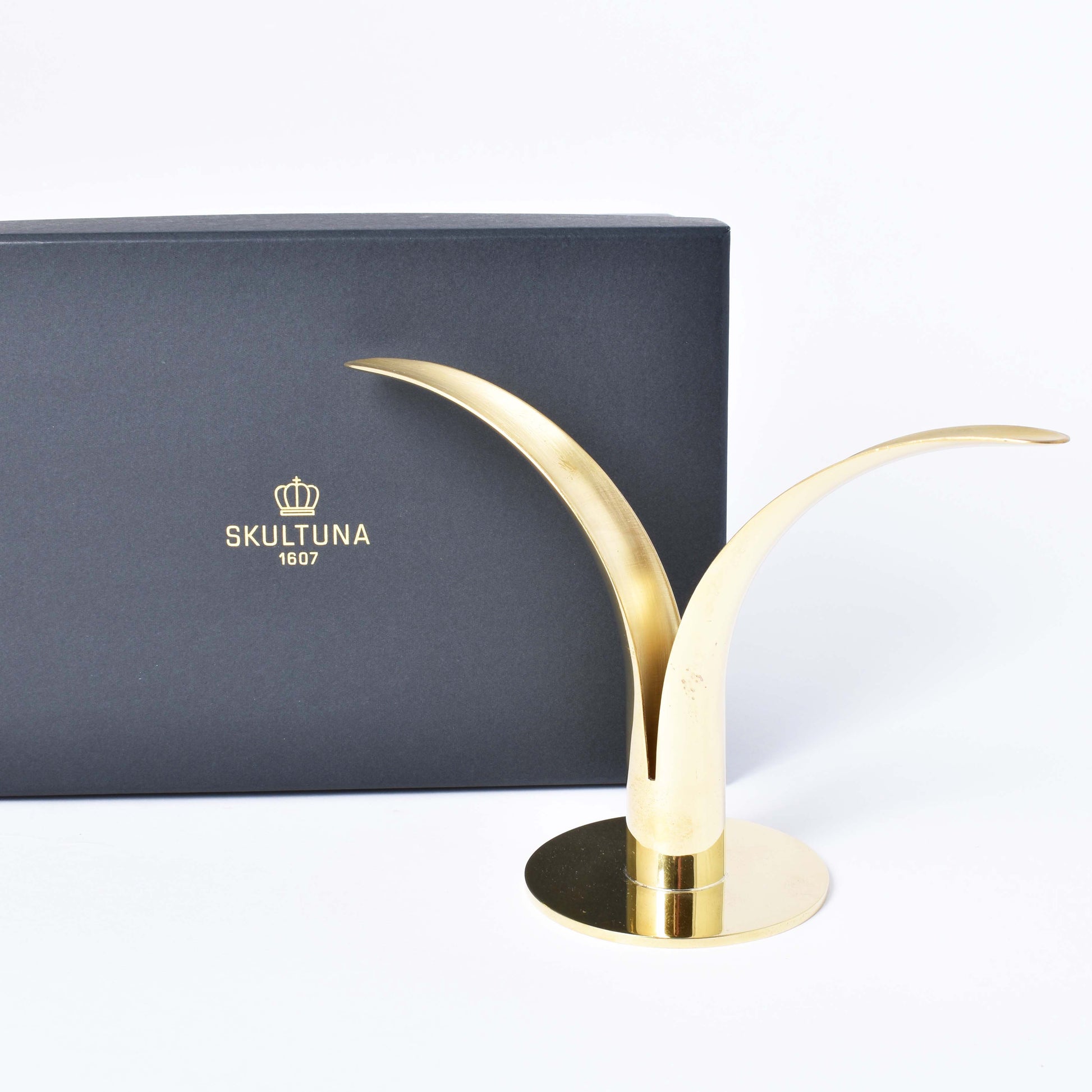 Ljusstake Liljan i mässing designad av Ivar Ålenius Björk med förpackning