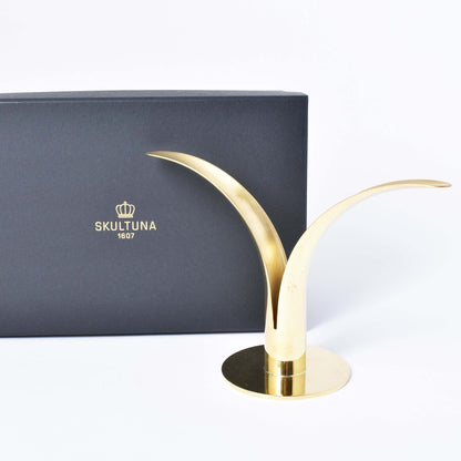 Ljusstake Liljan i mässing designad av Ivar Ålenius Björk med förpackning