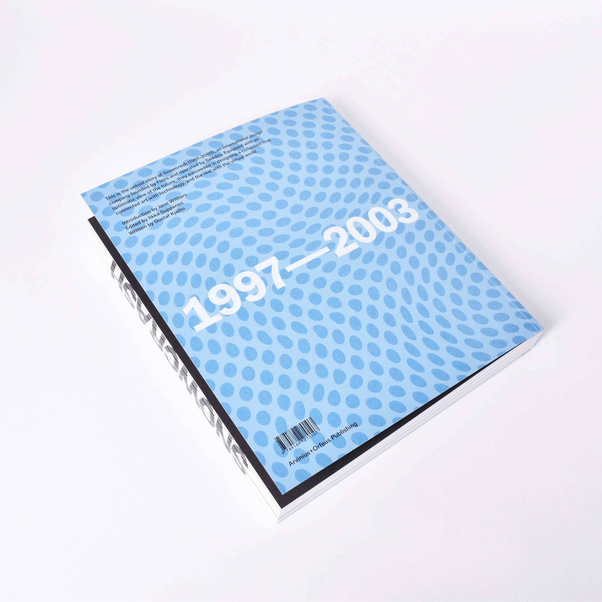 Baksida till boken Snowcrash med årtalen 1997-2003