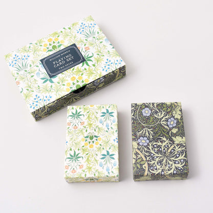 Två kortlekar med william morris mönster i grönt och snygg ask som förvarar dem