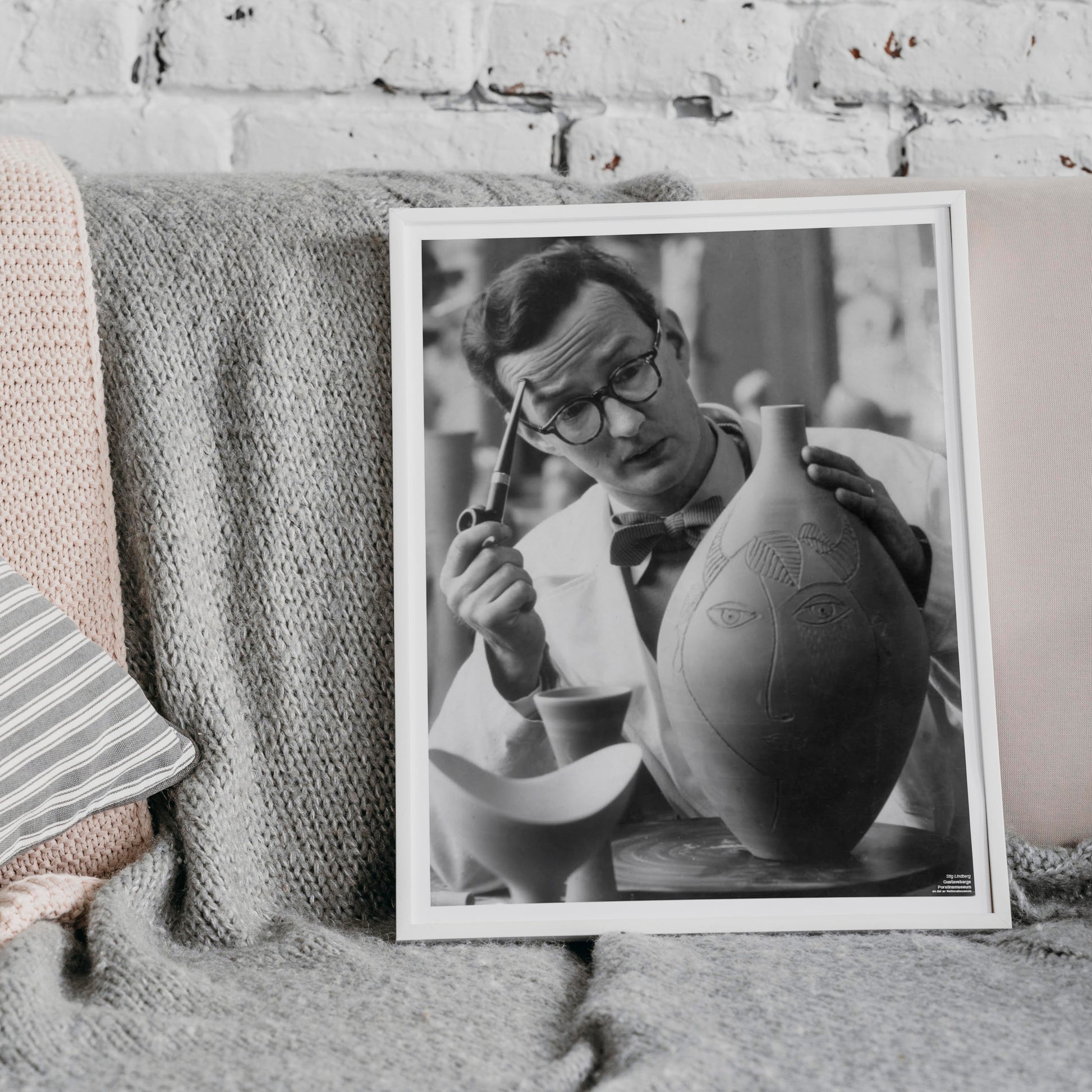 Svartvit poster med formgivaren Stig Lindberg i vit ram
