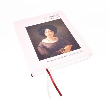 Framsida till boken "stolthet & fördom-kvinna och konstnär" med rosa pärm 