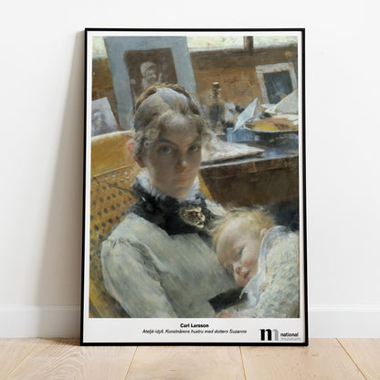 Poster med Karin Larsson i svart ram lutad mot en vägg