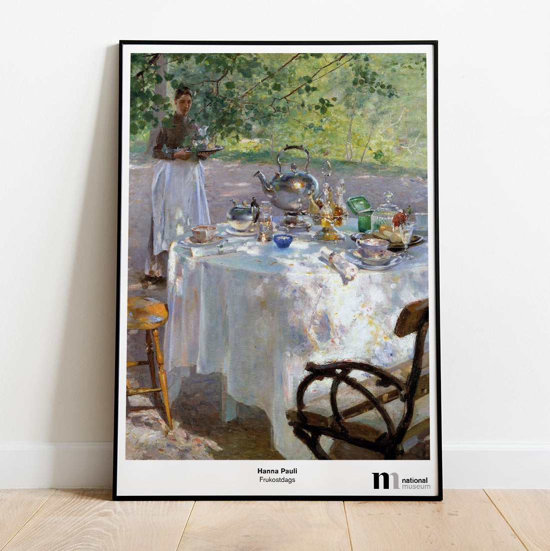 poster med Hanna Paulis Frukostdags i svart ram lutad mot en vägg