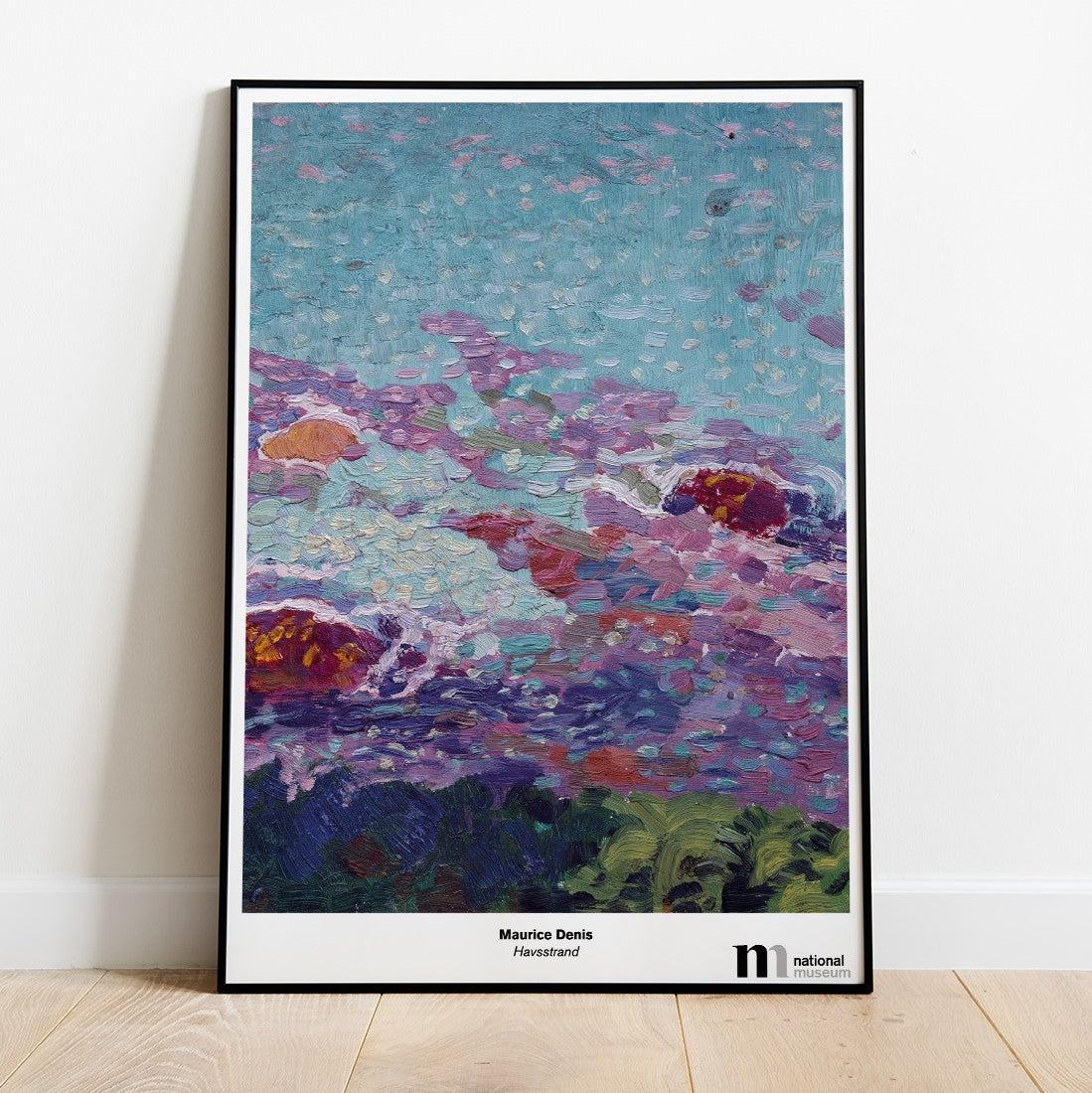 poster med Havsstrand från NAtionalmusuem i svart ram lutad mot en vägg
