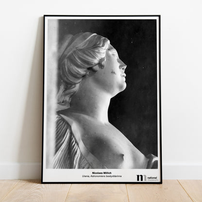 Svartvit poster med skulpturen Urania från Nationalmuseum i svart ram lutad mot en vägg