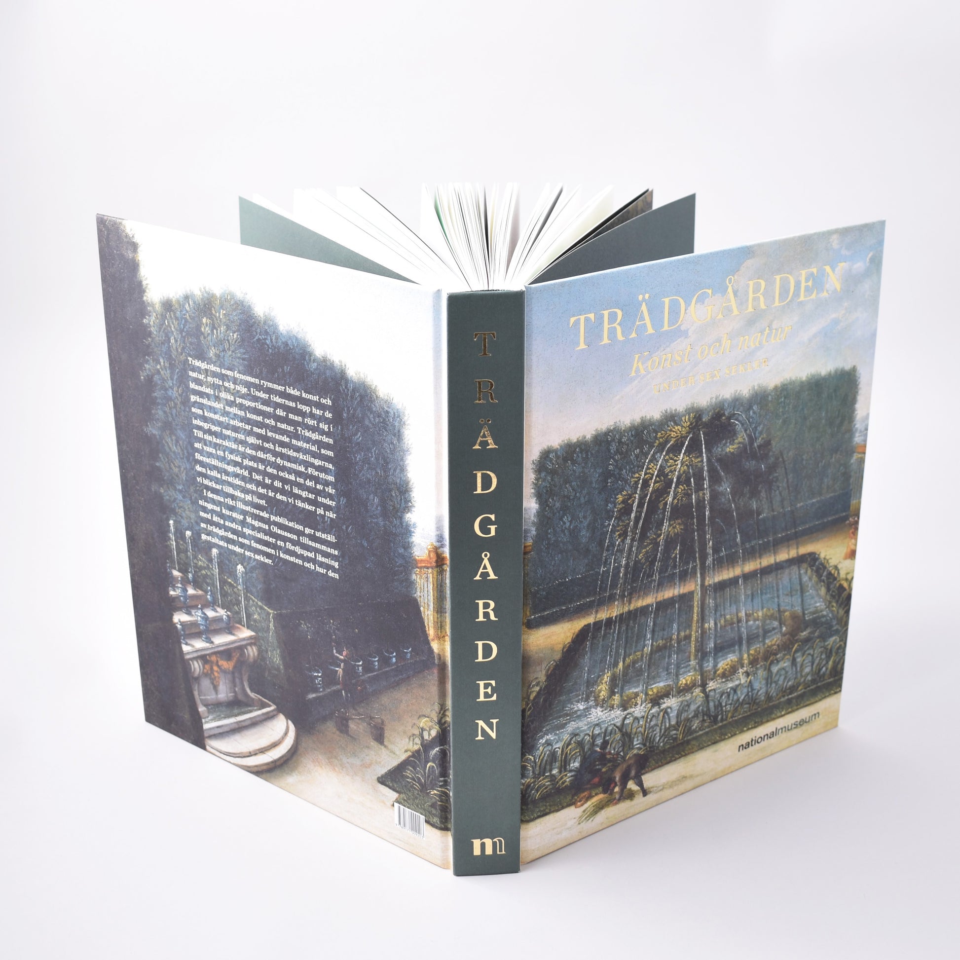 Grön rygg med guldtext för Utställningskatalogen Trädgården från Nationalmuseum