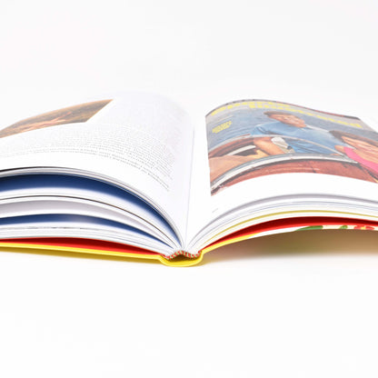 Uppslag av utställningskatalogen "Scandinavian design & USA"