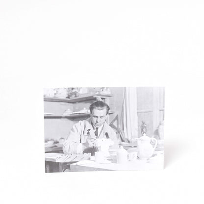 svartvitt fotografi med skulptören wilhelm kåge