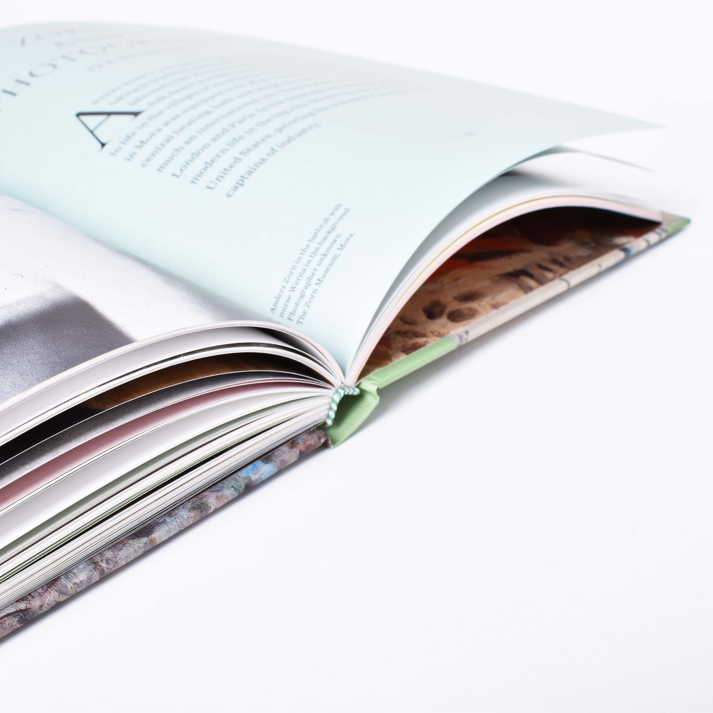 Närbild på bindningen av boken Zorn- en svensk superstjärna